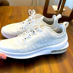 Nike Women's Air Max Axis Sneaker